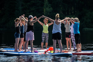 Gruppe beim SUP-Yoga von Judith Bergsmann